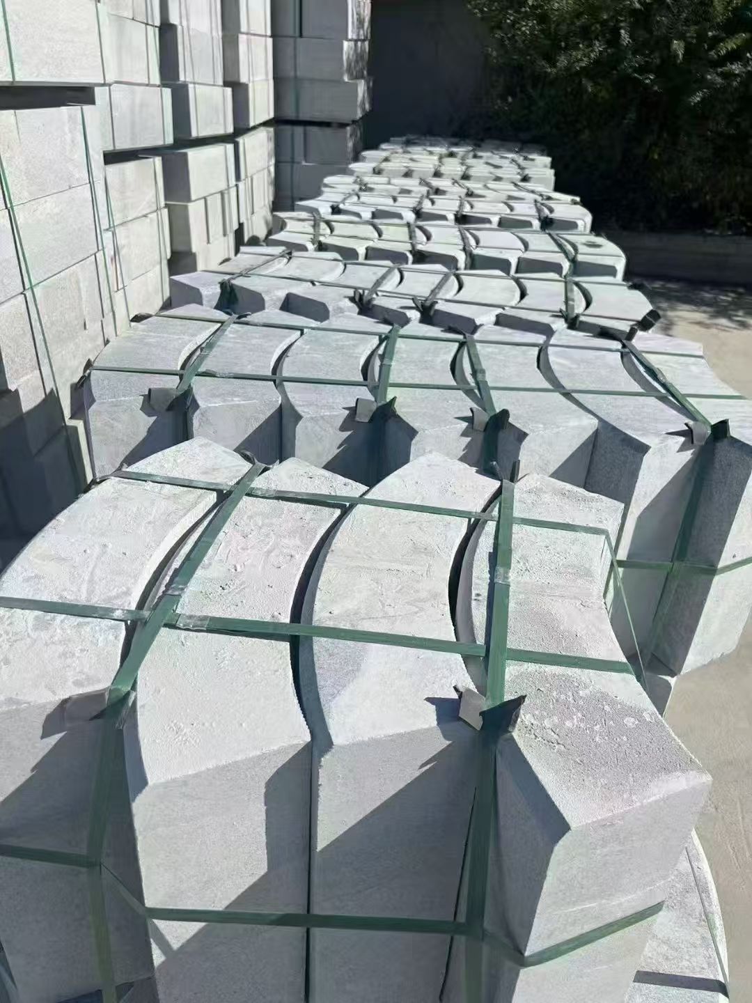 吐鲁番 芝麻灰弧形路沿石