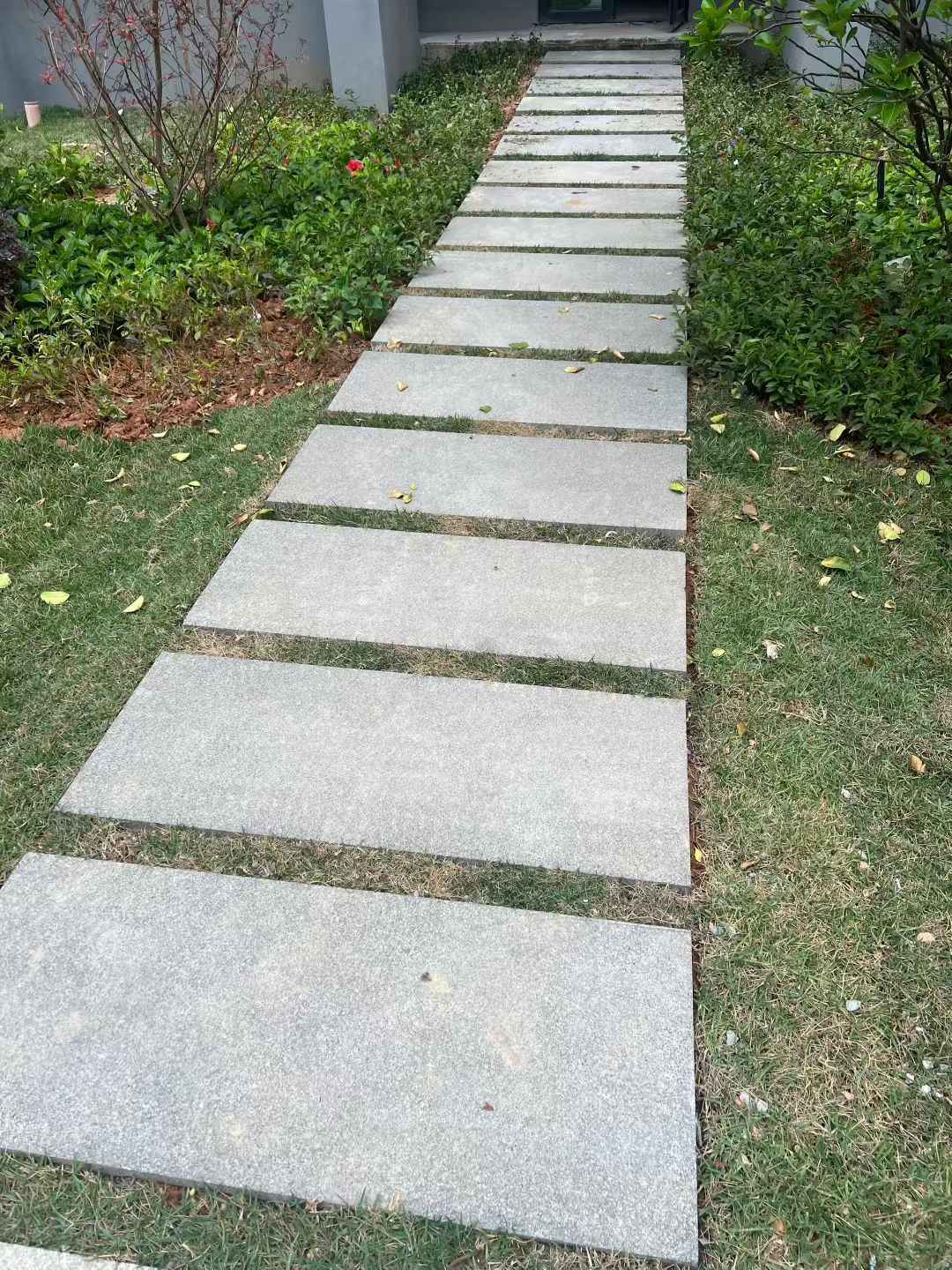 吐鲁番 芝麻黑小区踏步、汀步石铺装效果