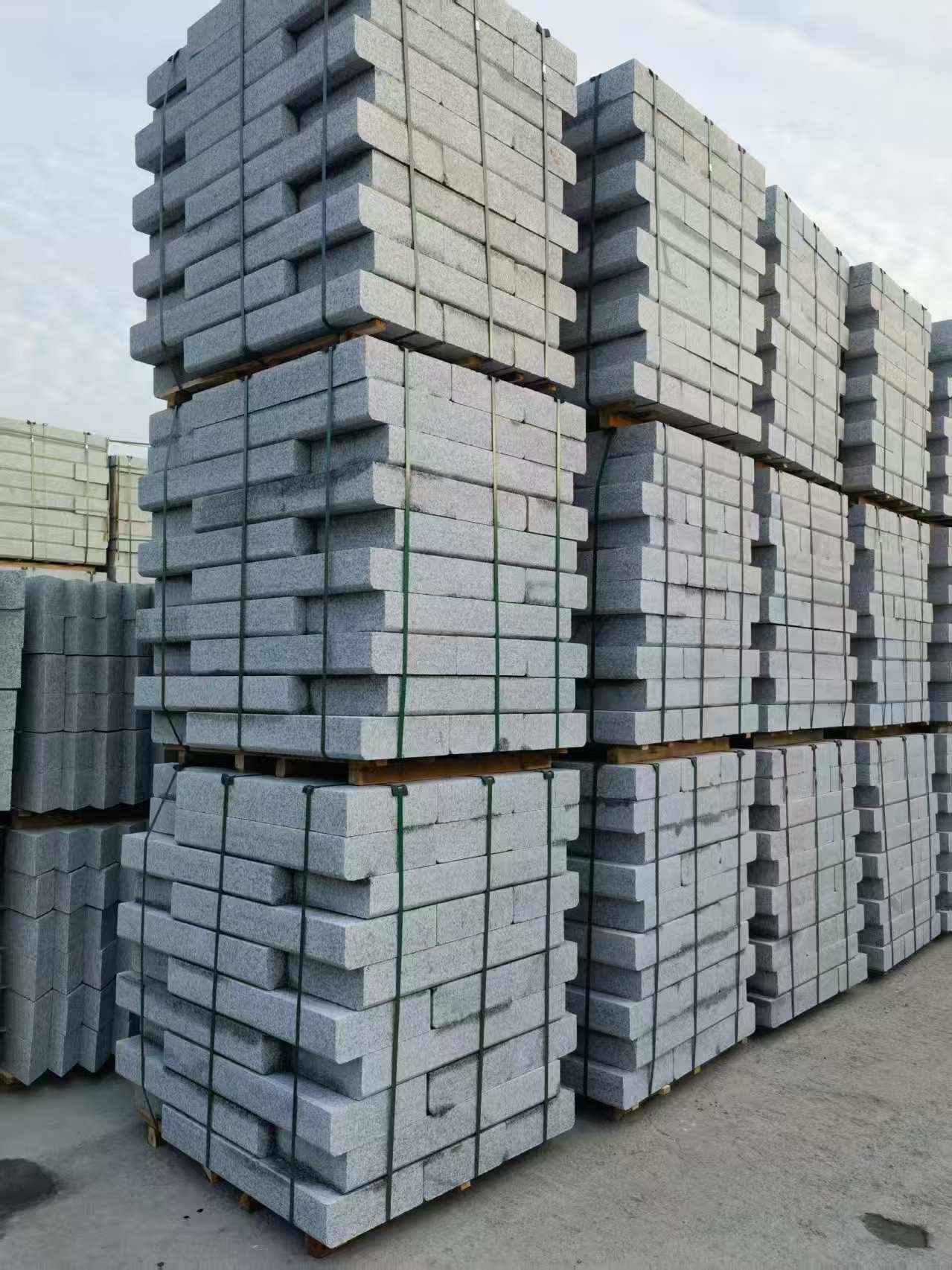 吐鲁番 路沿石（路侧石），颜色一致，尺寸标准