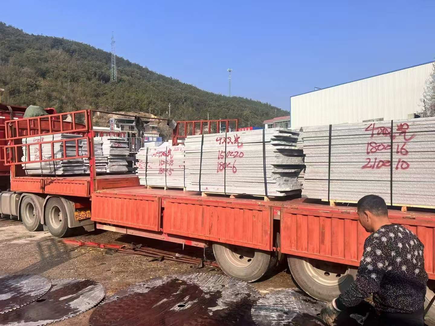 吐鲁番 芝麻灰花岗岩光面毛板出货日常