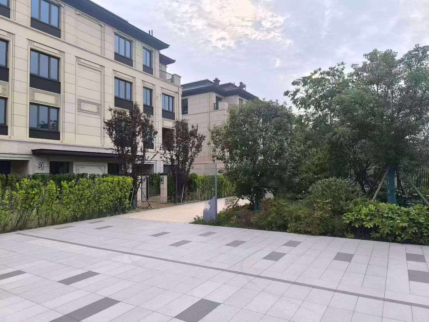 吐鲁番 芝麻白与芝麻白搭配铺装，尺寸1200*600