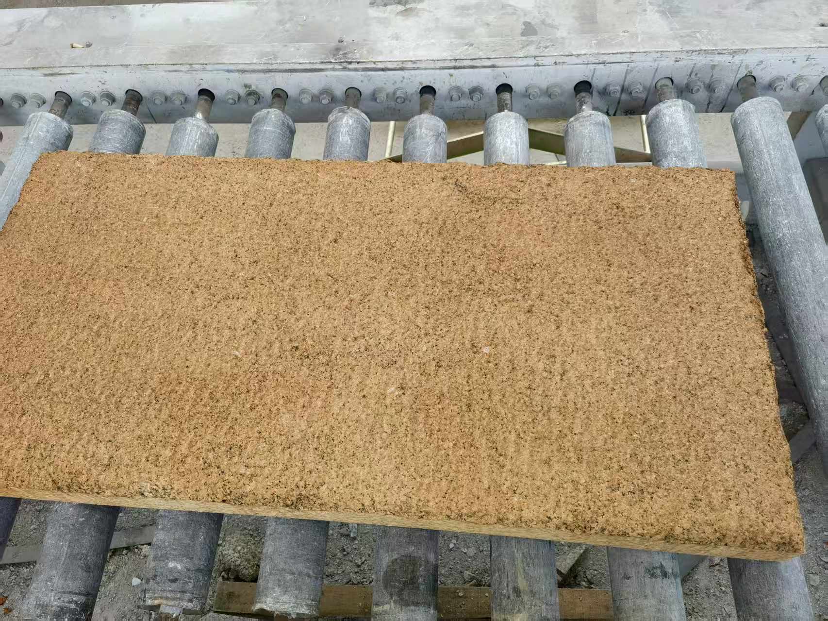 吐鲁番 菠萝面老石板，做旧仿古石，流水线生产加工